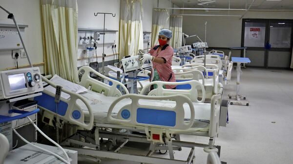 Uma profissional da saúde é vista em uma enfermaria para tratar pessoas infectadas com a variante do Ômicron do coronavírus, em um hospital em Ahmedabad, na Índia, em 6 de dezembro de 2021 - Sputnik Brasil