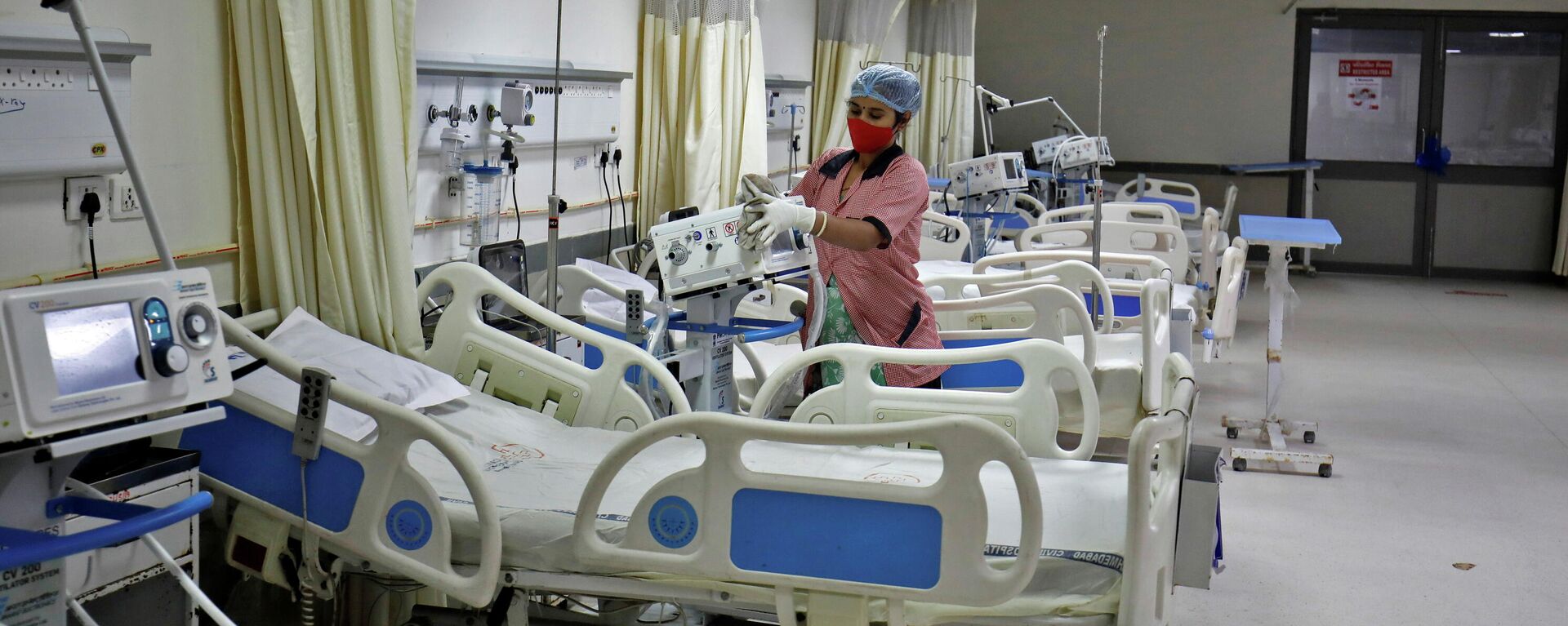 Uma profissional da saúde é vista em uma enfermaria para tratar pessoas infectadas com a variante do Ômicron do coronavírus, em um hospital em Ahmedabad, na Índia, em 6 de dezembro de 2021 - Sputnik Brasil, 1920, 30.12.2021