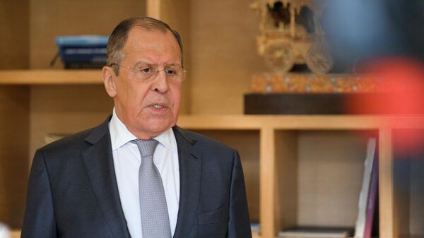 O ministro das Relações Exteriores da Rússia, Sergei Lavrov, fala com a mídia após conversas com autoridades indianas em Nova Deli, na Índia, em 6 de dezembro de 2021 - Sputnik Brasil