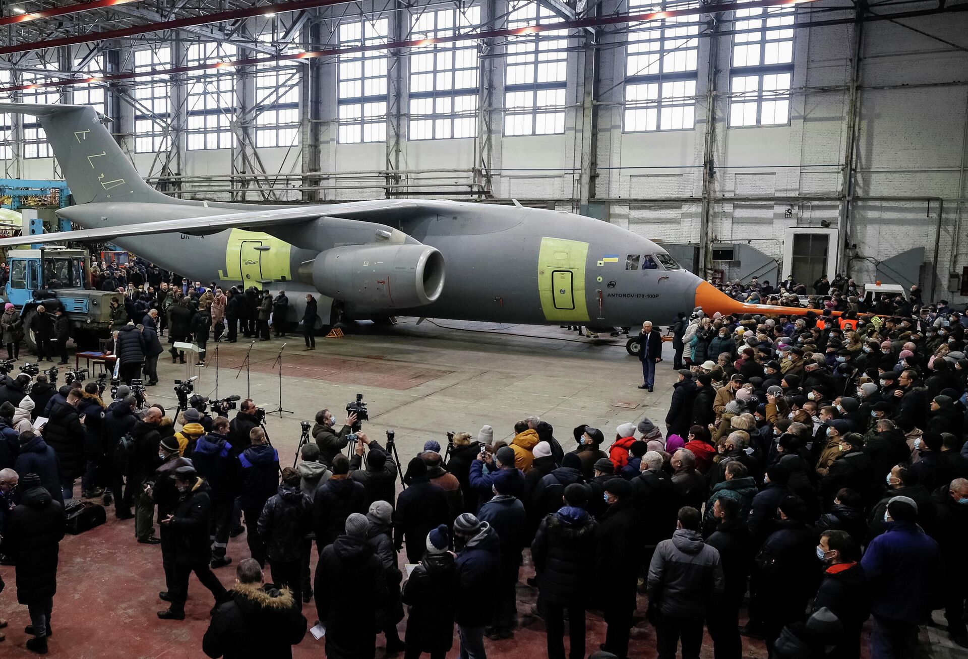 Pessoas cercam uma nova aeronave de transporte militar Аn-178-100R projetada para as Forças Armadas da Ucrânia durante sua implantação na fábrica de aeronaves Antonov em Kiev, Ucrânia, 28 de dezembro de 2021 - Sputnik Brasil, 1920, 31.12.2021