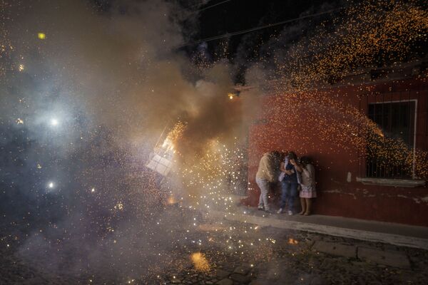 Fogos de artifício durante as celebrações de Natal em Antígua, Guatemala. - Sputnik Brasil