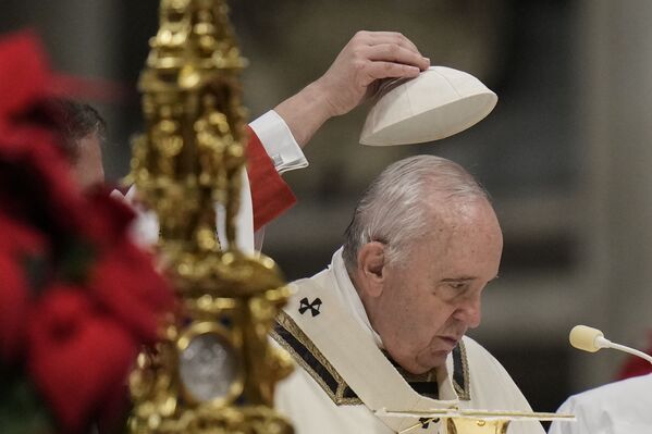 Assistente levanta solidéu da cabeça do Papa Francisco durante a vigília de Natal, no Vaticano. - Sputnik Brasil