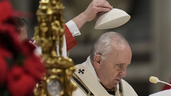 Assistente levanta solidéu da cabeça do Papa Francisco durante a vigília de Natal, no Vaticano
 - Sputnik Brasil