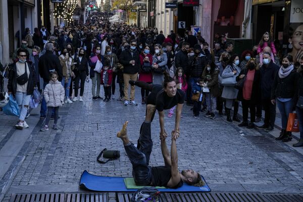 Artistas de rua fazem uma apresentação em Atenas, Grécia. - Sputnik Brasil