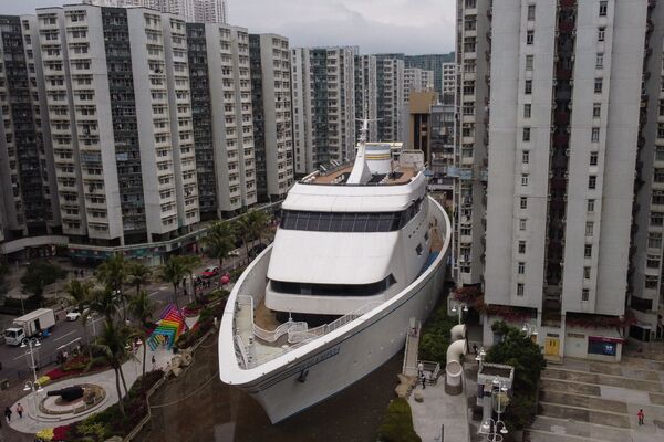 Centro comercial em forma de navio é visto entre as casas de Hong Kong. - Sputnik Brasil