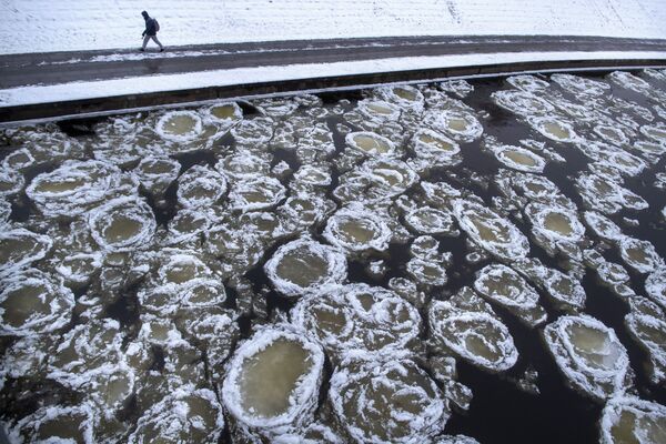 Uma pessoa passando ao longo da margem do rio Neris, em Vilnius. - Sputnik Brasil
