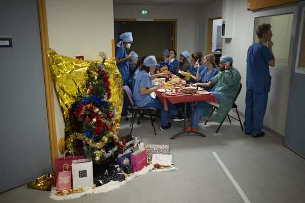 Médicos e enfermeiras jantam na véspera de Natal na seção de COVID-19 no hospital de Marselha, França. - Sputnik Brasil