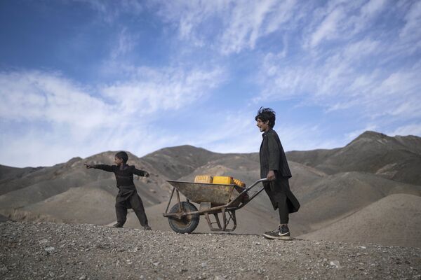 Dois irmãos carregam água no povoado de Kamar Kalagh, Afeganistão. - Sputnik Brasil