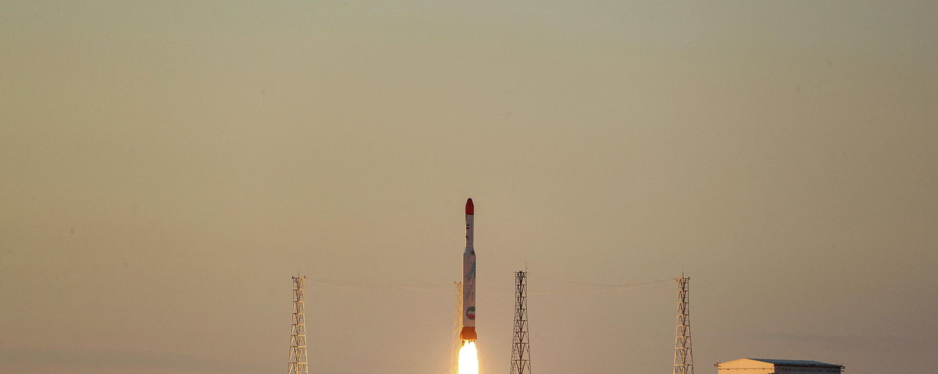 O foguete transportador de satélites iraniano Simorgh é lançado em local desconhecido no Irã, nesta foto obtida em 30 de dezembro de 2021 - Sputnik Brasil, 1920, 01.01.2022