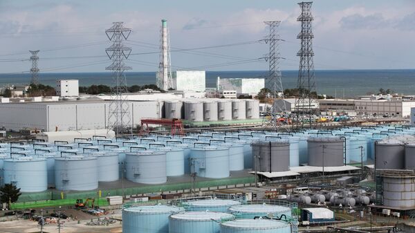 Reator nuclear Nº 5, no centro-esquerda, e reator 6 por trás de tanques com água tratada, mas ainda radioativa, na usina nuclear de Fukushima Daiichi, na cidade de Okuma, prefeitura de Fukushima, nordeste do Japão - Sputnik Brasil