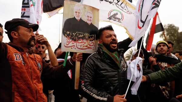 Apoiadores das Unidades de Mobilização Popular (PMU, na sigla em inglês) do Iraque se reúnem para celebrar segundo aniversário da morte de Qassem Soleimani, general morto por ataque de drone dos EUA em 3 de janeiro de 2020, em ação realizada em Bagdá, Iraque, 1º de janeiro de 2022 - Sputnik Brasil