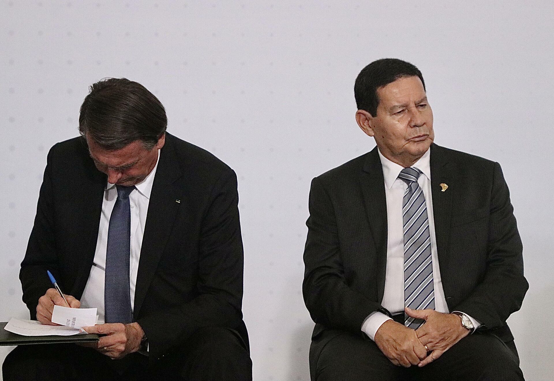 O Presidente Jair Bolsonaro e vice Hamilton Mourão  durante cerimônia de lançamento do auxílio gás,  realizado na cidade de Brasília, DF, 2 de dezembro de 2021 - Sputnik Brasil, 1920, 17.03.2022