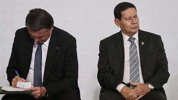 O Presidente Jair Bolsonaro e vice Hamilton Mourão  durante cerimônia de lançamento do auxílio gás,  realizado na cidade de Brasília, DF, 2 de dezembro de 2021 - Sputnik Brasil