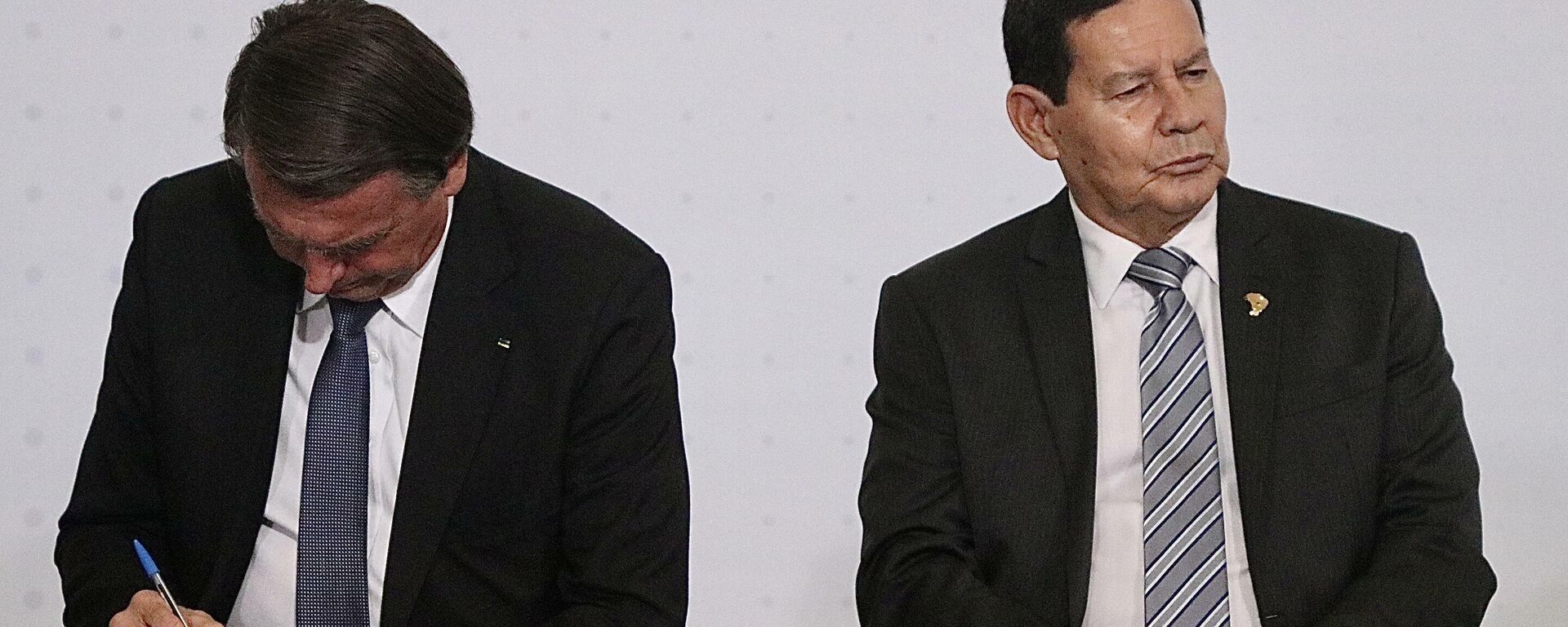 O Presidente Jair Bolsonaro e vice Hamilton Mourão  durante cerimônia de lançamento do auxílio gás,  realizado na cidade de Brasília, DF, 2 de dezembro de 2021 - Sputnik Brasil, 1920, 02.01.2022