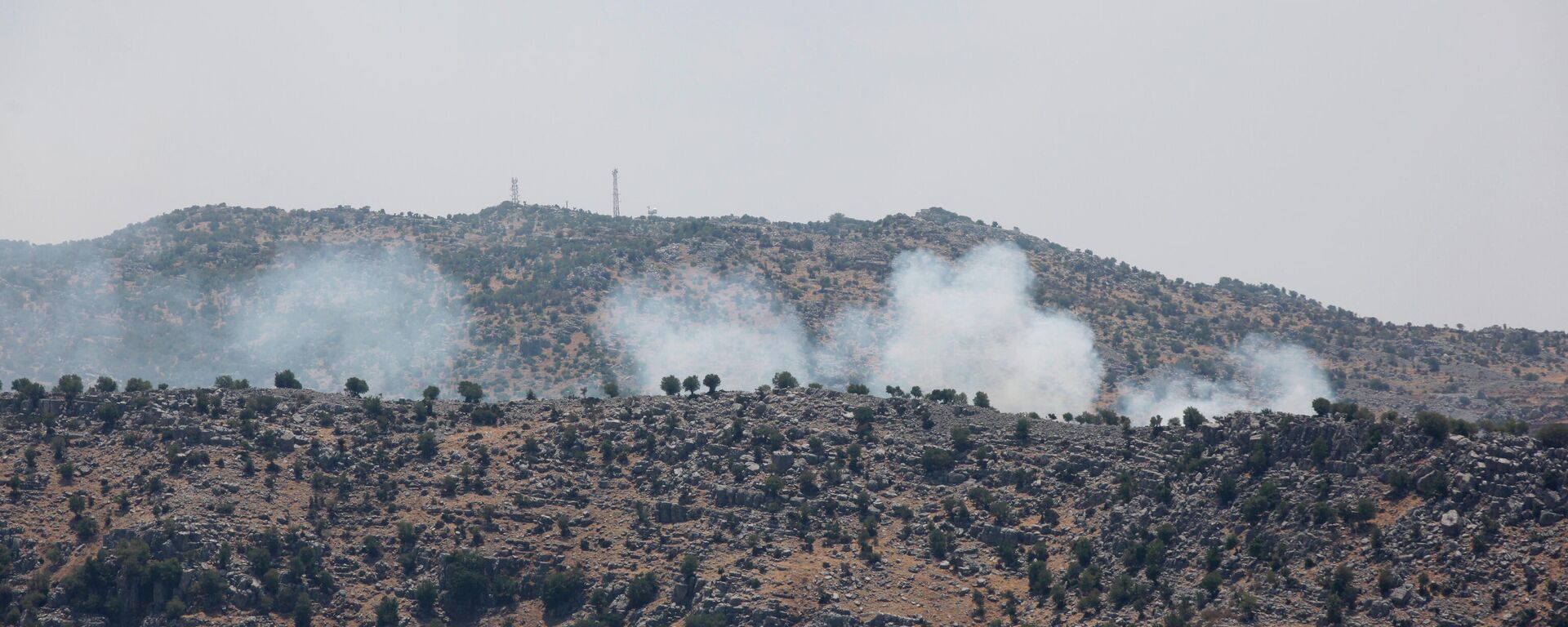 A fumaça sobe do bombardeio israelense perto da aldeia de Kfar Shouba, no sul do Líbano, depois que o Hezbollah disparou foguetes perto de um israelense posicionado nas Colinas de Golã, em 6 de agosto de 2021 - Sputnik Brasil, 1920, 16.01.2024