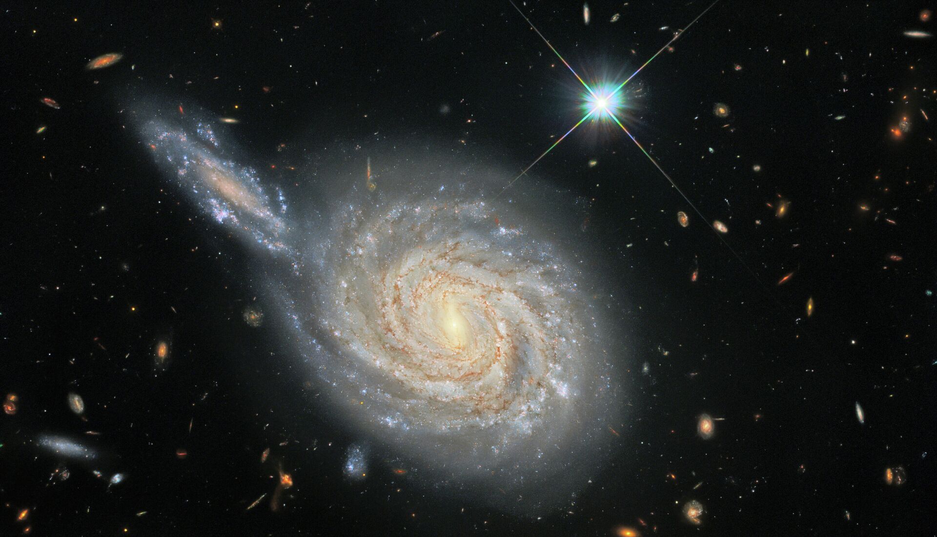 A galáxia NGC 105 também é conhecida por IRAS 00226+1236, LEDA 1583 e UGC 241, e tem um diâmetro de 83.700 anos-luz, enquanto sua vizinha, a LEDA 212515, está muito distante e ainda é relativamente desconhecida pelos astrônomos - Sputnik Brasil, 1920, 03.01.2022