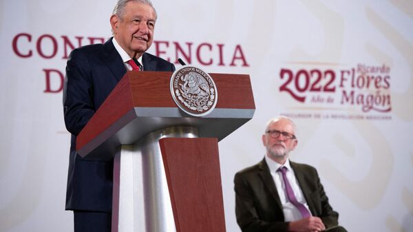 Andrés Manuel López Obrador, presidente do México, durante coletiva de imprensa, acompanhado por Jeremy Corbyn, ex-líder do Partido Trabalhista do Reino Unido, Palácio Nacional, Cidade do México, 3 de janeiro de 2022 - Sputnik Brasil