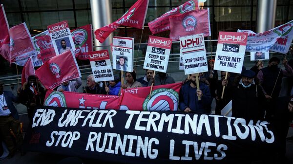 Pessoas participam de um protesto de motoristas do Uber em frente aos escritórios da empresa no leste de Londres, na quarta-feira, 6 de outubro de 2021 - Sputnik Brasil