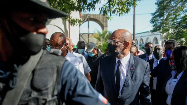 O primeiro-ministro haitiano Ariel Henry chega a hospital para visitar pessoas feridos após caminhão a gasolina capotar e explodir no Cabo Haitiano, no Haiti, no dia 14 de dezembro de 2021 - Sputnik Brasil