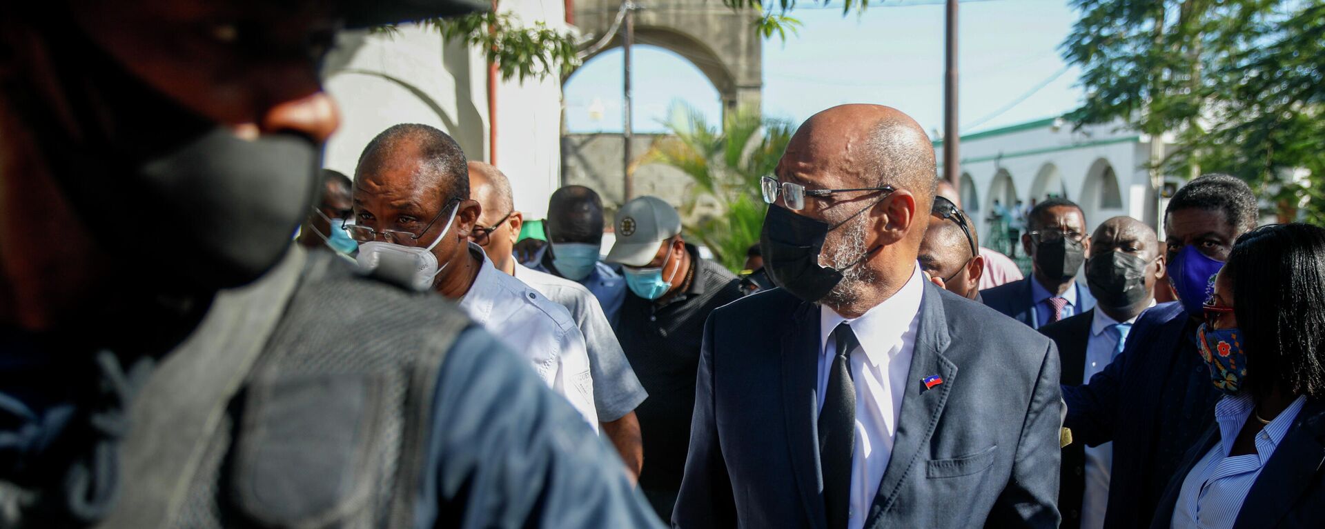 O primeiro-ministro haitiano Ariel Henry chega a hospital para visitar pessoas feridos após caminhão a gasolina capotar e explodir no Cabo Haitiano, no Haiti, no dia 14 de dezembro de 2021 - Sputnik Brasil, 1920, 03.01.2022