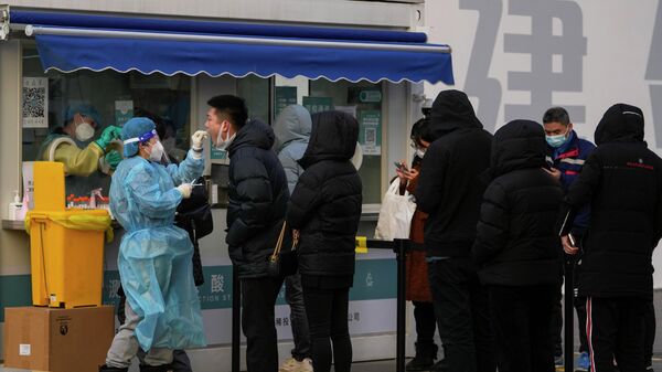 Em Pequim, na China, cidadãos fazem fila para fazerem testes de detecção de COVID-19, em 26 de dezembro de 2021 - Sputnik Brasil