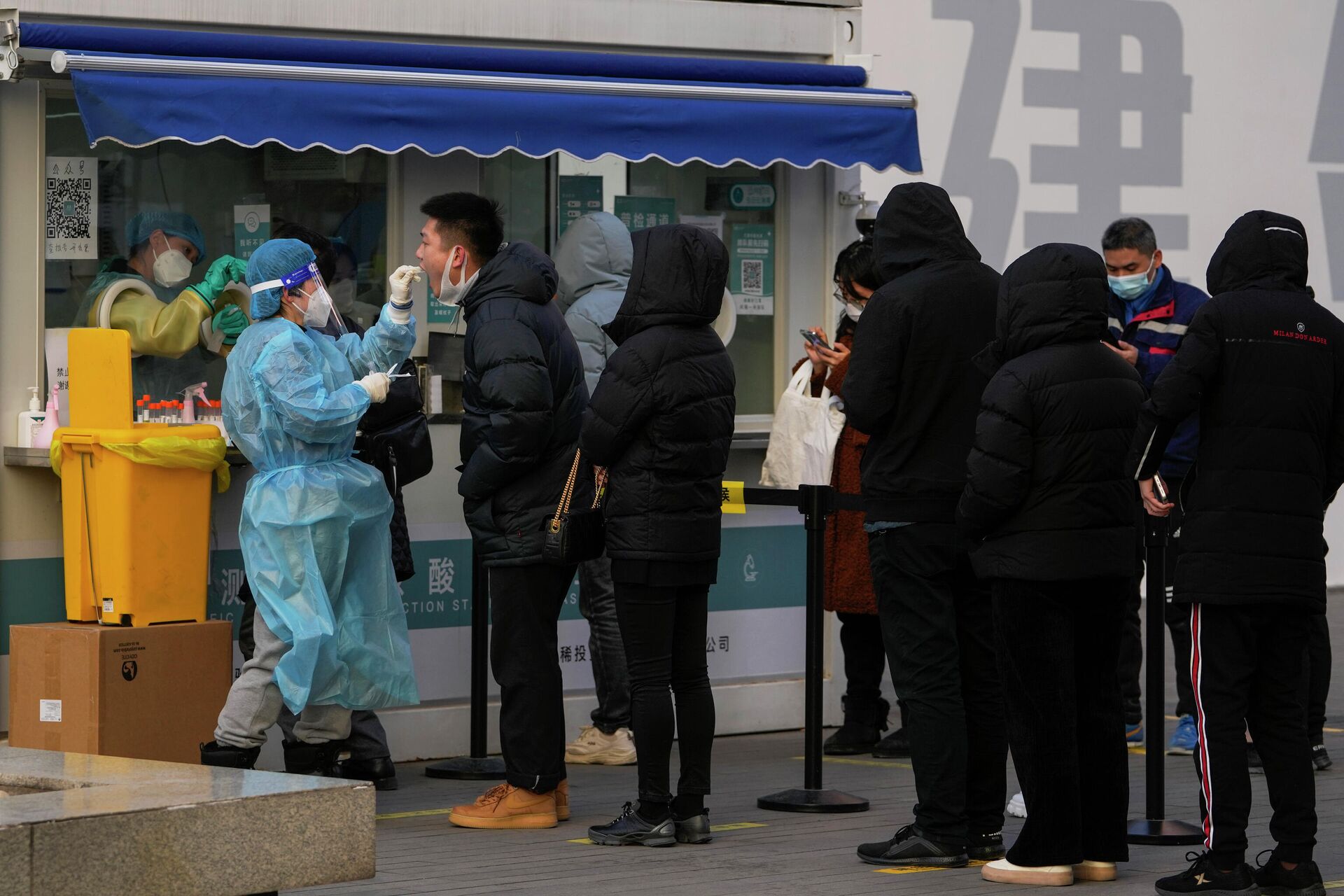 Em Pequim, na China, cidadãos fazem fila para fazerem testes de detecção de COVID-19, em 26 de dezembro de 2021 - Sputnik Brasil, 1920, 15.12.2022