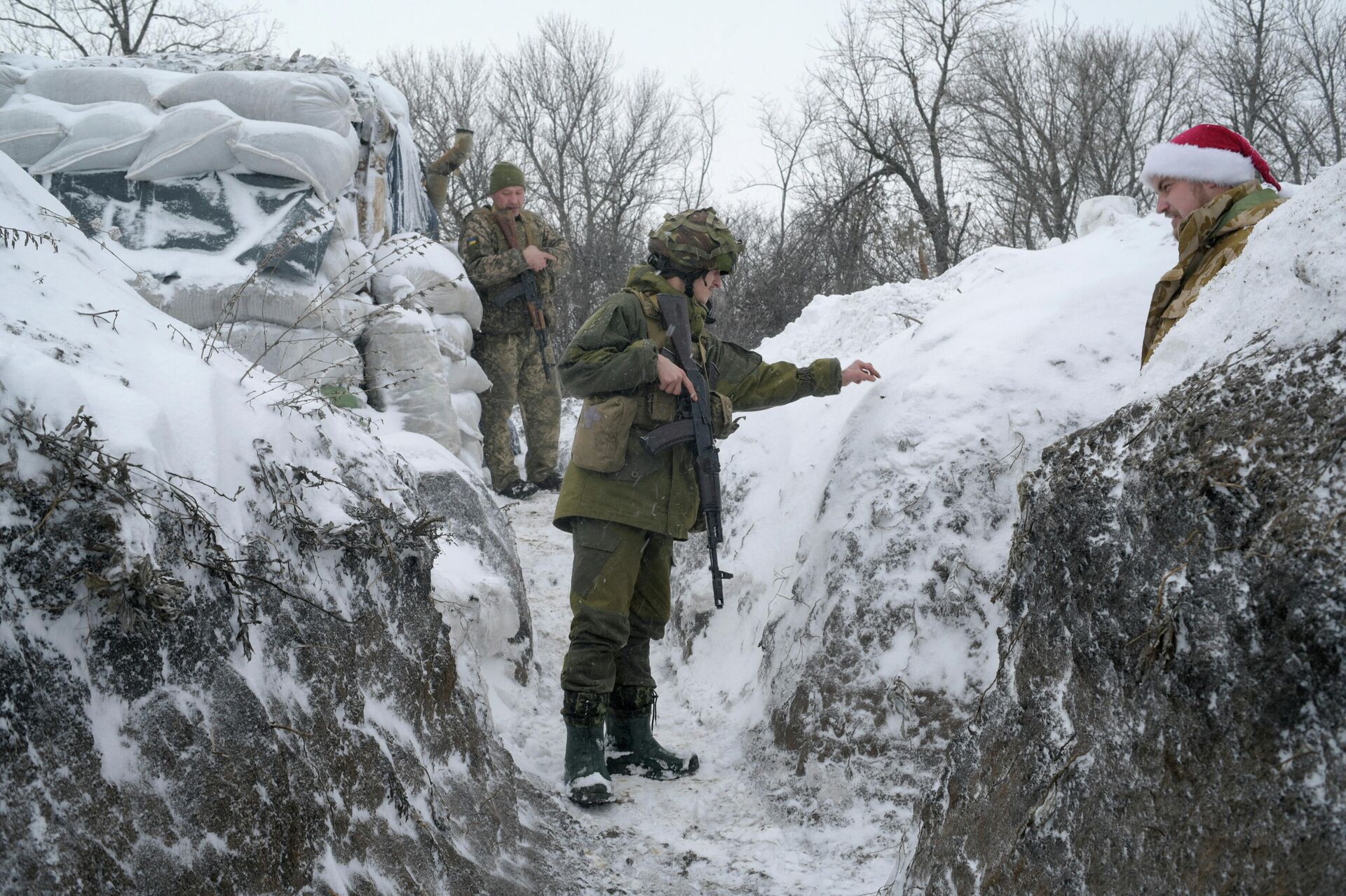 Militares das Forças Armadas da Ucrânia em posições de combate nos arredores de Krymske, região de Lugansk, leste da Ucrânia, 3 de janeiro de 2022 - Sputnik Brasil, 1920, 04.01.2022