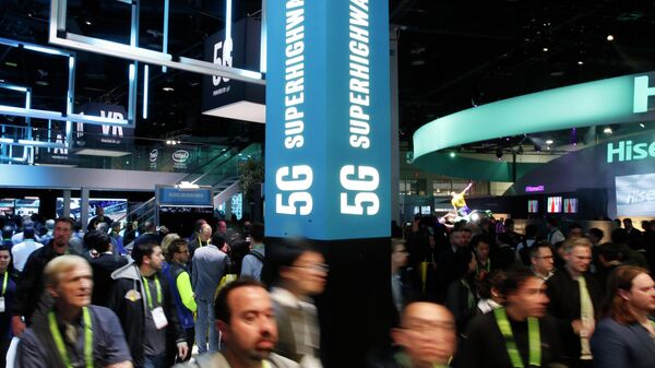 Uma placa anuncia dispositivos 5G no estande da Intel durante a Feira Internacional de Eletrônicos de Consumo, 9 de janeiro de 2018, em Las Vegas - Sputnik Brasil