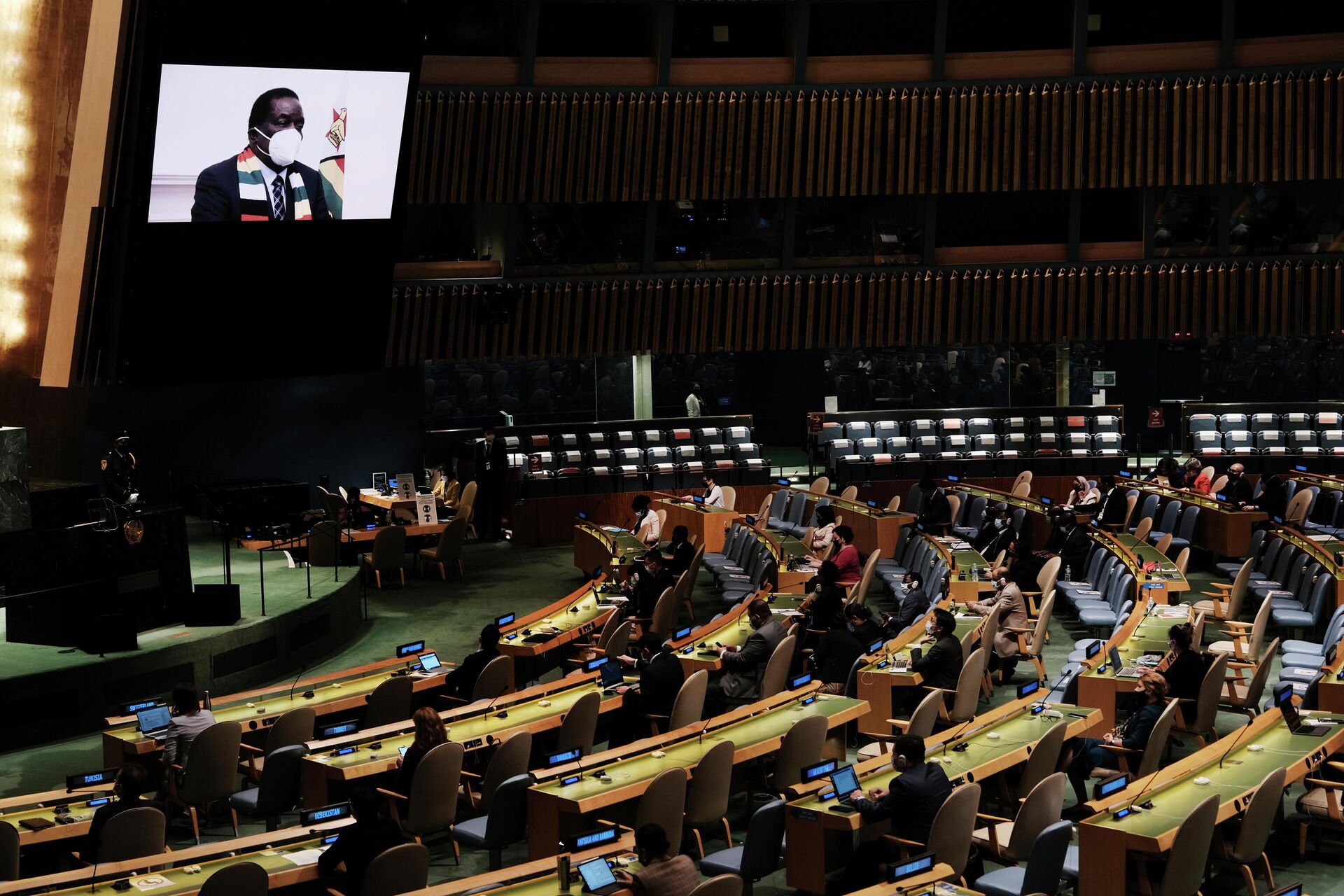 O Presidente do Zimbábue, Emmerson Mnangagwa, fala via link de vídeo na 76ª Sessão da Assembleia Geral da ONU na sede das Nações Unidas em Nova York, na quinta-feira, 23 de setembro de 2021 - Sputnik Brasil, 1920, 04.01.2022