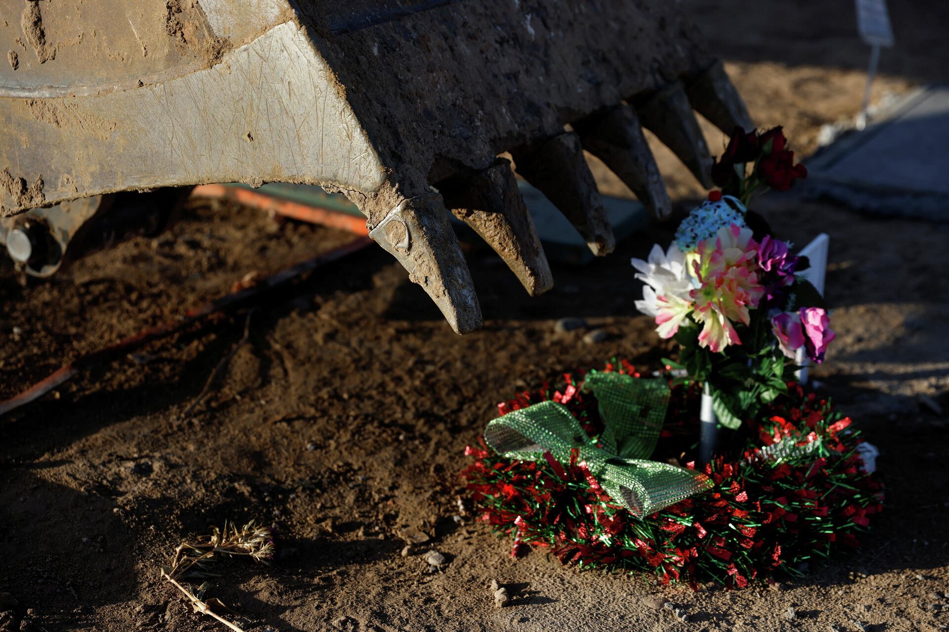 Condado rural no estado do Novo México, EUA, onde as mortes por COVID-19 estão se tornando normais pela quantidade de casos. Na foto, uma retroescavadeira é utilizada para cavar sepulturas no cemitério Kirtland Fruitland, em Kirland, 15 de dezembro de 2021 - Sputnik Brasil, 1920, 04.01.2022