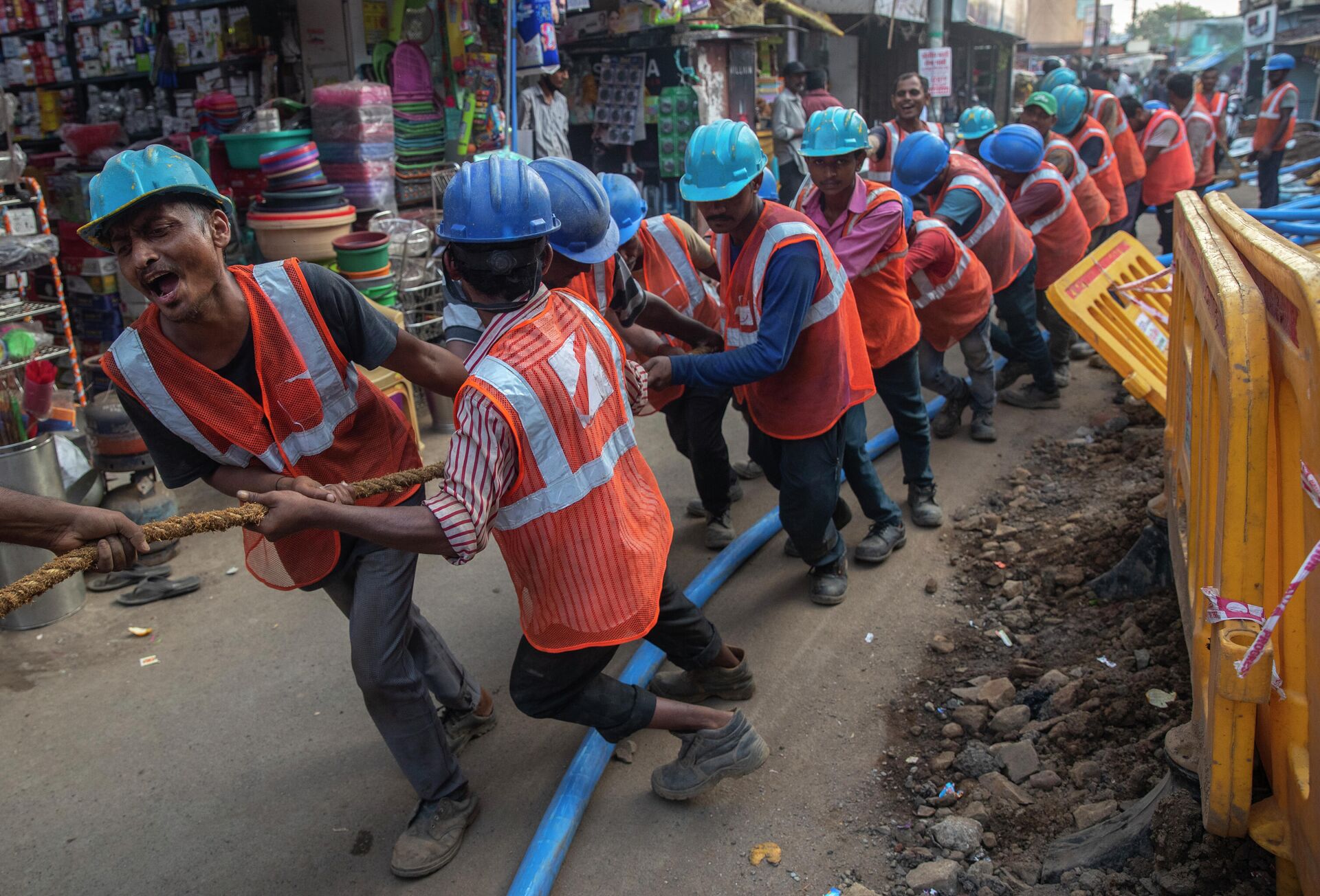 Trabalhadores em força-tarefa para instalar um cabo elétrico subterrâneo em Mumbai, Índia, 24 de novembro de 2021. A economia da Índia cresceu 8,4% no trimestre de julho a setembro em relação ao mesmo período de 2020 - Sputnik Brasil, 1920, 04.01.2022