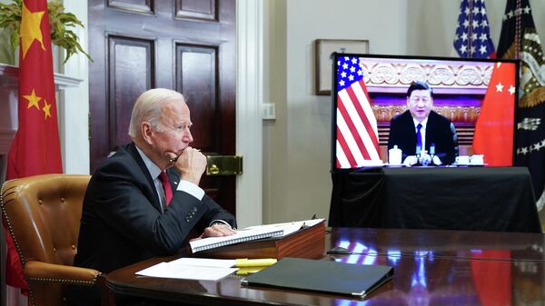O presidente dos EUA, Joe Biden, encontra-se com o presidente da China, Xi Jinping, durante cúpula virtual na Sala Roosevelt da Casa Branca, em Washington, em 15 de novembro de 2021 - Sputnik Brasil