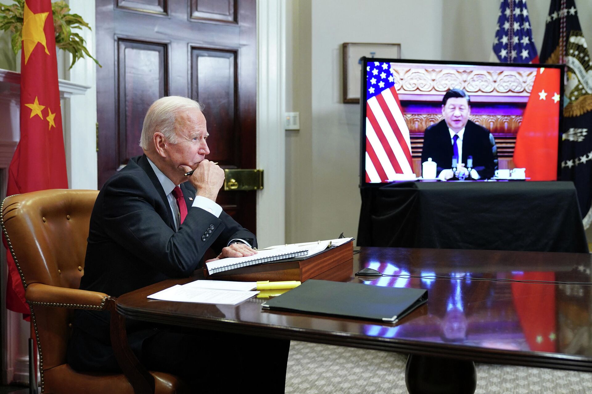 O presidente dos EUA, Joe Biden, encontra-se com o presidente da China, Xi Jinping, durante cúpula virtual na Sala Roosevelt da Casa Branca, em Washington, em 15 de novembro de 2021 - Sputnik Brasil, 1920, 26.01.2022
