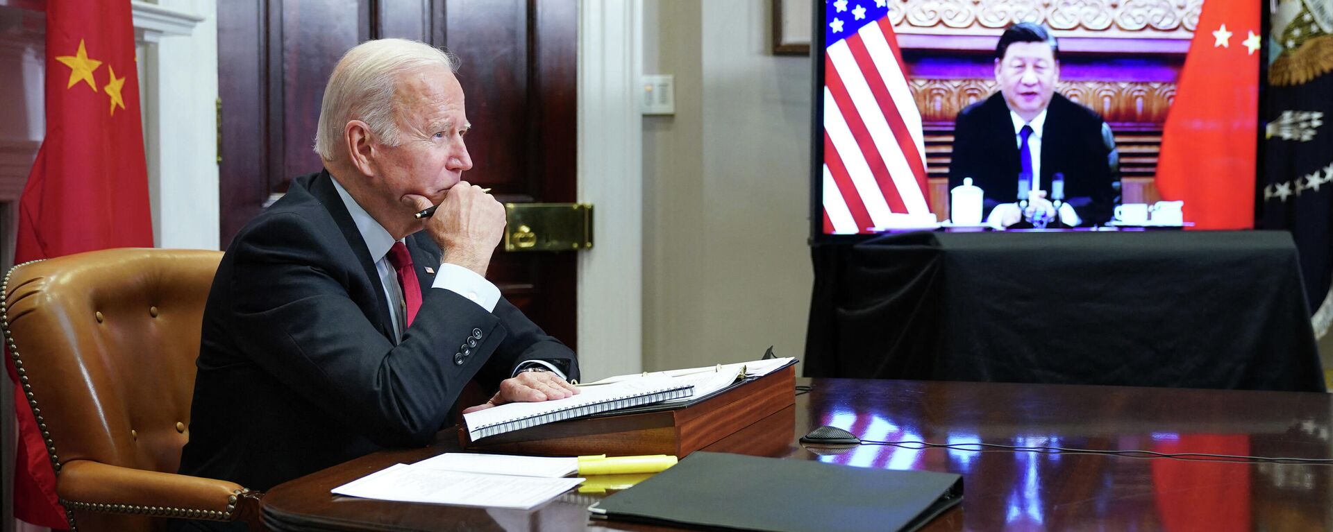 O presidente dos EUA, Joe Biden, encontra-se com o presidente da China, Xi Jinping, durante cúpula virtual na Sala Roosevelt da Casa Branca, em Washington, em 15 de novembro de 2021 - Sputnik Brasil, 1920, 04.01.2022