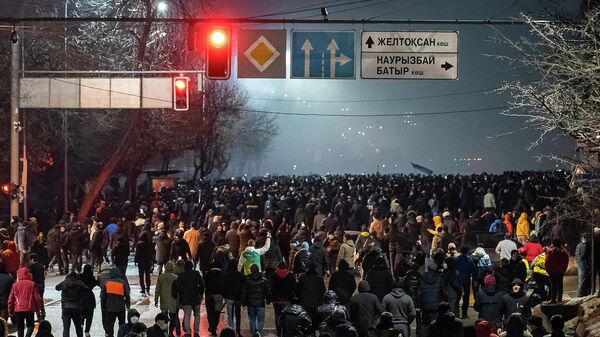 Manifestantes participam de uma manifestação em Almaty, em 4 de janeiro de 2022, após o aumento do preço dos combustíveis - Sputnik Brasil