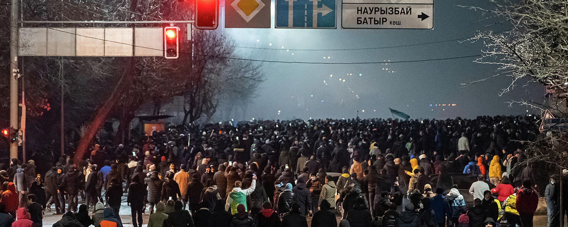 Manifestantes participam de uma manifestação em Almaty, em 4 de janeiro de 2022, após o aumento do preço dos combustíveis - Sputnik Brasil, 1920, 04.01.2022