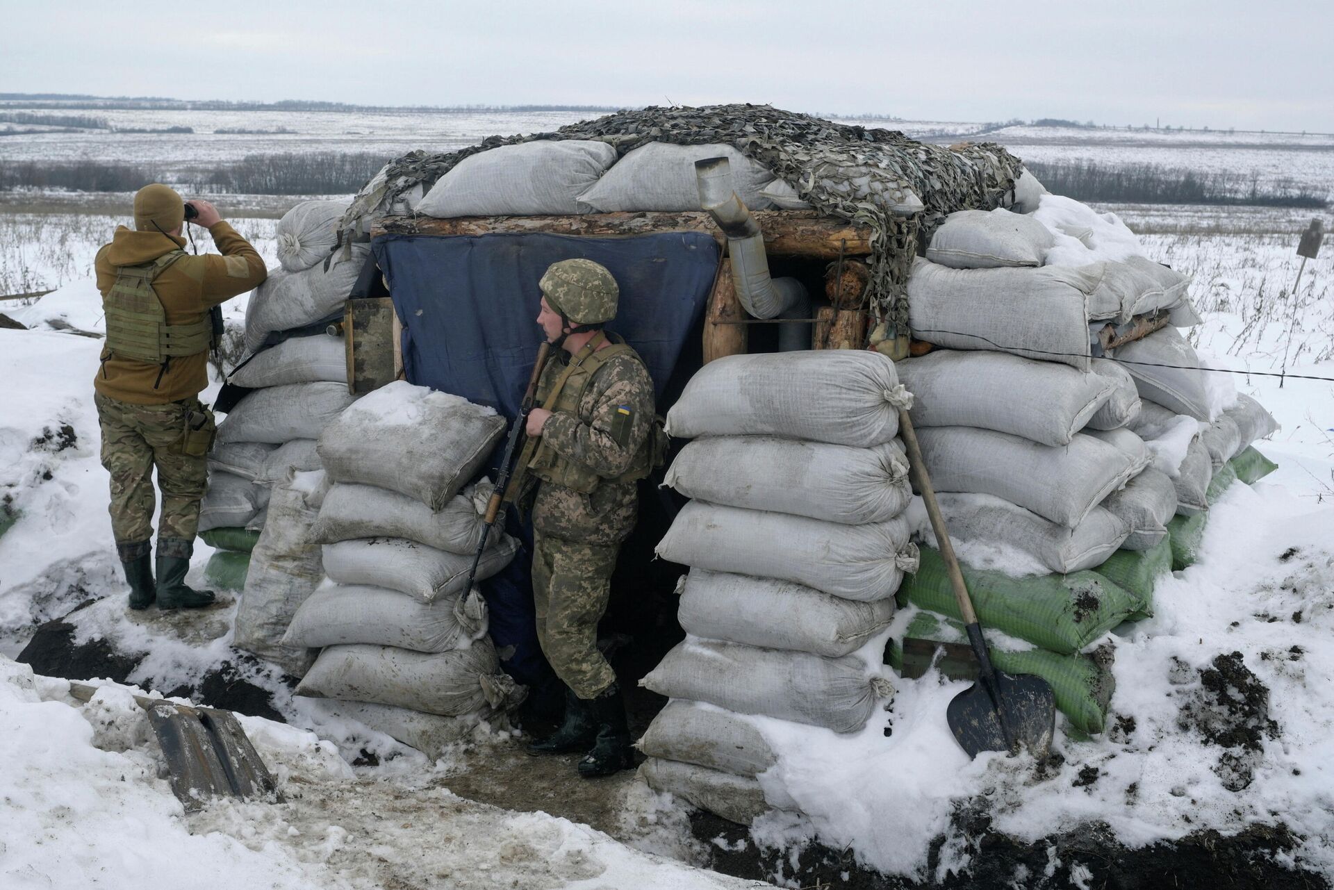 Militares das Forças Armadas da Ucrânia em posições de combate nos arredores de Krymske, região de Lugansk, leste da Ucrânia, 4 de janeiro de 2022 - Sputnik Brasil, 1920, 05.01.2022