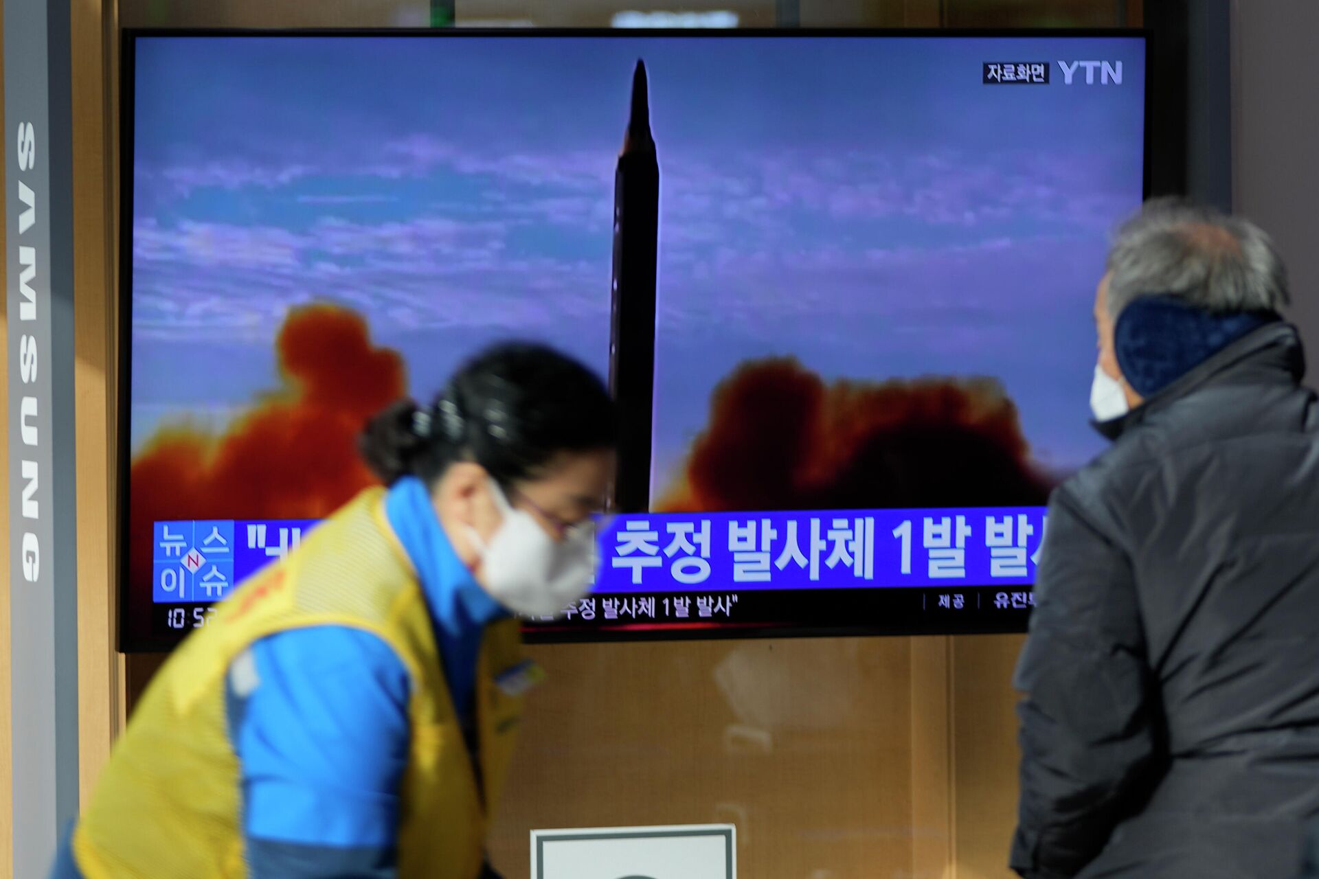 Sul-coreanos assistem a reportagem sobre novo lançamento de um míssil norte-coreano, Seul, Coreia do Sul, 5 de janeiro de 2022 - Sputnik Brasil, 1920, 05.01.2022