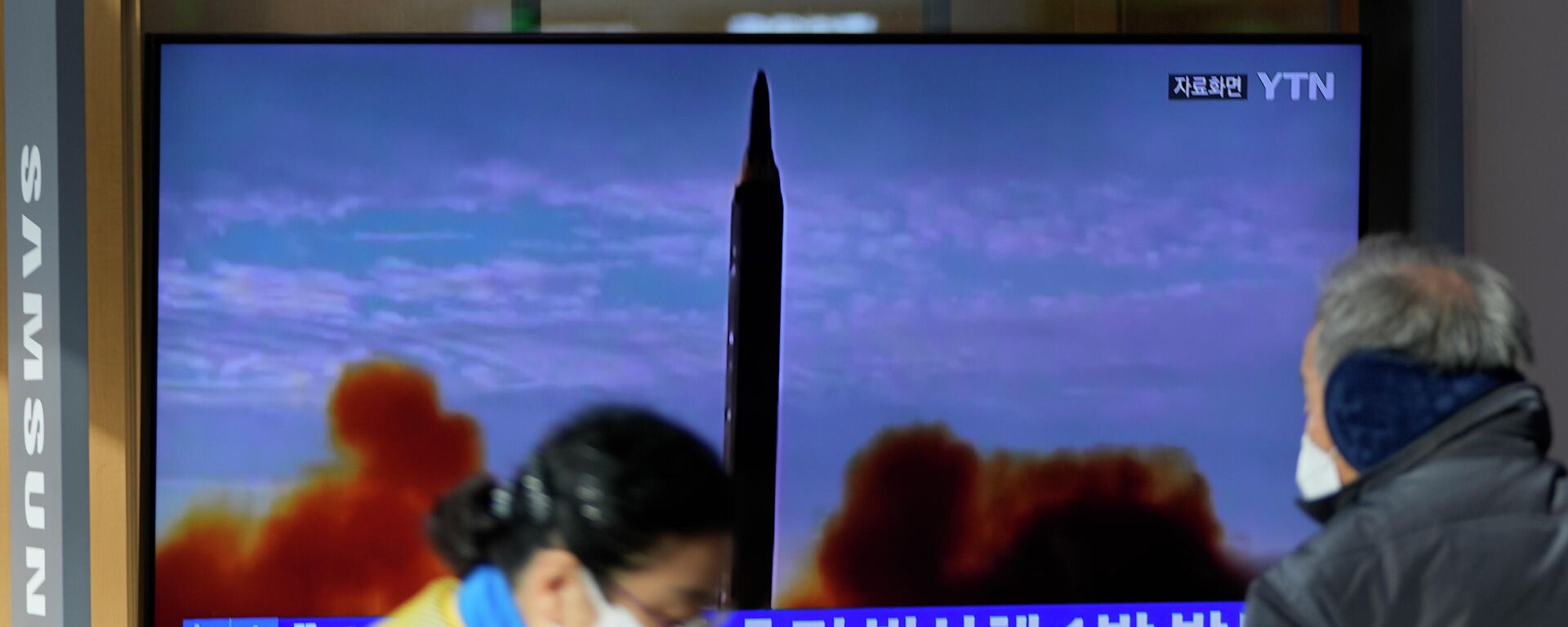 Sul-coreanos assistem a reportagem sobre novo lançamento de um míssil norte-coreano, Seul, Coreia do Sul, 5 de janeiro de 2022 - Sputnik Brasil, 1920, 10.01.2022