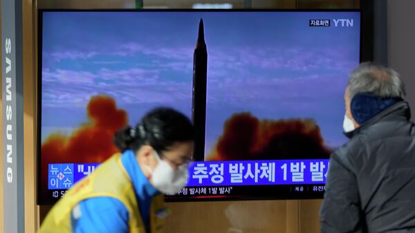 Sul-coreanos assistem a reportagem sobre novo lançamento de um míssil norte-coreano, Seul, Coreia do Sul, 5 de janeiro de 2022 - Sputnik Brasil