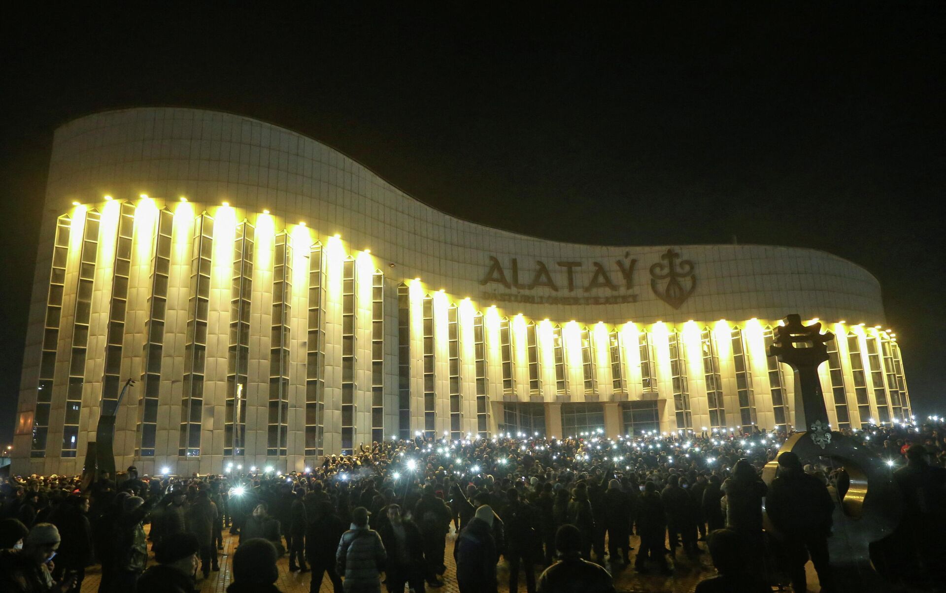 Manifestantes protestam contra aumento de preços dos combustíveis em Almaty, Cazaquistão, 4 de janeiro de 2022 - Sputnik Brasil, 1920, 05.01.2022