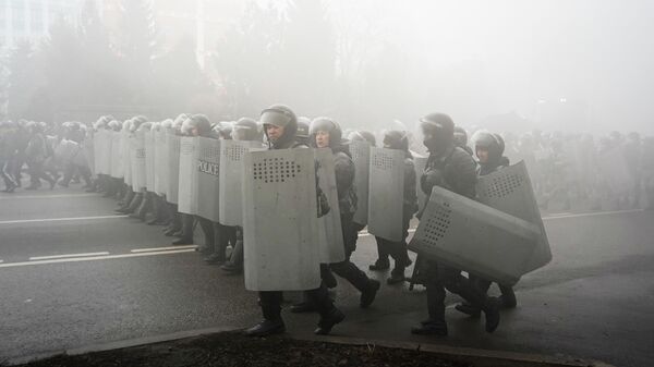 Polícia de choque caminha para bloquear manifestantes durante um protesto em Almaty, Cazaquistão, quarta-feira, 5 de janeiro de 2022 - Sputnik Brasil