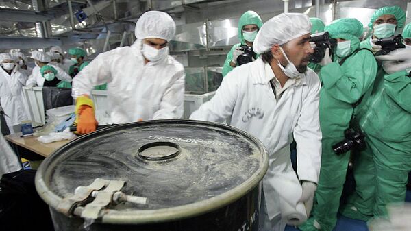 Dois técnicos carregam uma caixa contendo concentrado de minério de urânio, conhecido como yellowcake, na Instalação de Conversão de Urânio do Irã, nos arredores da cidade de Isfahan, 410 quilômetros ao sul da capital Teerã, em 8 de agosto de 2005 - Sputnik Brasil