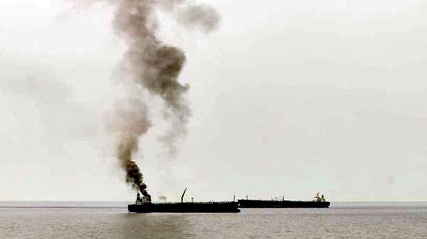 Fumaça subindo de suposto petroleiro iraniano perto da costa de Banyas, Síria, foto publicada em 9 de maio de 2021 - Sputnik Brasil