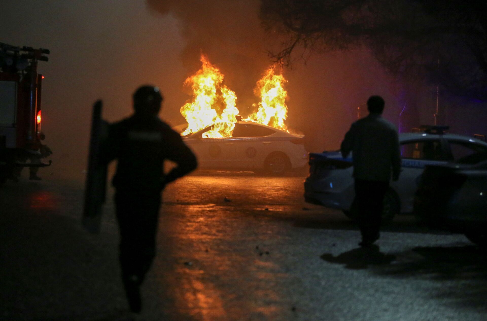 Carro policial queimando durante protestos contra a subida do preço de gás de petróleo liquefeito pelas autoridades cazaques, em Almaty, Cazaquistão, 5 de janeiro de 2022 - Sputnik Brasil, 1920, 10.01.2022