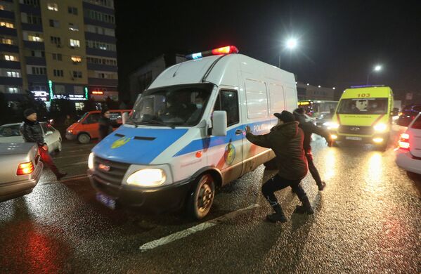 Pessoas atacam caminhonete policial durante protesto contra a subida do preço de gás de petróleo liquefeito pelas autoridades cazaques, em Almaty, Cazaquistão, 4 de janeiro de 2022 - Sputnik Brasil