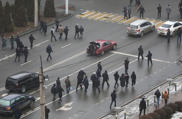 Manifestantes participam de protesto na rua contra a subida do preço de gás de petróleo liquefeito pelas autoridades cazaques, em Almaty, Cazaquistão, 5 de janeiro de 2022 - Sputnik Brasil