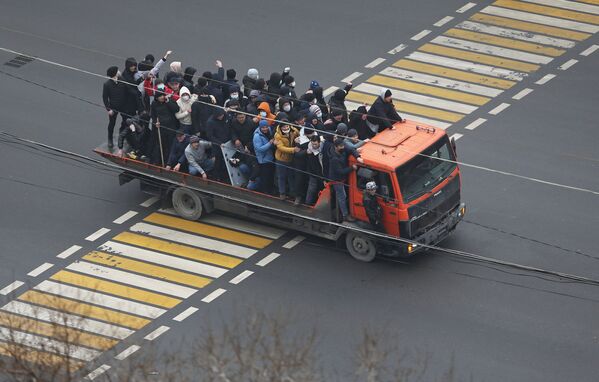 Manifestantes em cima de caminhão durante protestos contra a subida do preço de gás de petróleo liquefeito pelas autoridades cazaques, em Almaty, Cazaquistão, 5 de janeiro de 2022 - Sputnik Brasil