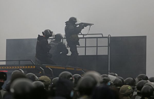 Policiais em barricada durante protestos contra a subida do preço de gás de petróleo liquefeito pelas autoridades cazaques, em Almaty, Cazaquistão, 5 de janeiro de 2022 - Sputnik Brasil
