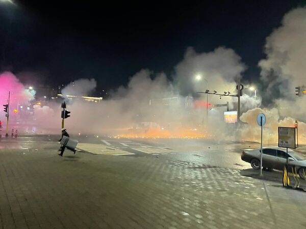 Polícia usando granadas de luz e som e gás lacrimogêneo durante protestos contra a subida do preço de gás de petróleo liquefeito pelas autoridades cazaques, em Almaty, Cazaquistão, 5 de janeiro de 2022 - Sputnik Brasil